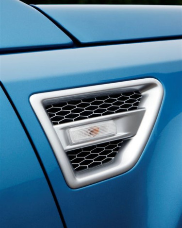 2013_Land_Rover_LR2_5