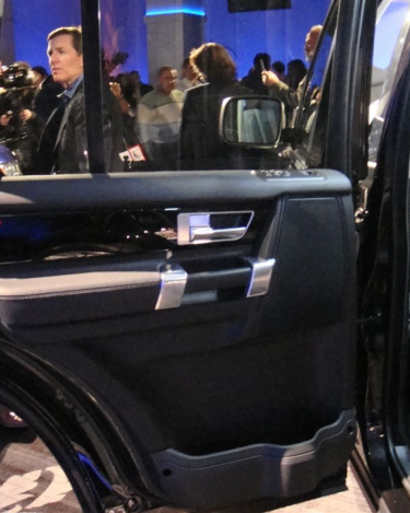 2010_Land_Rover_LR4_2