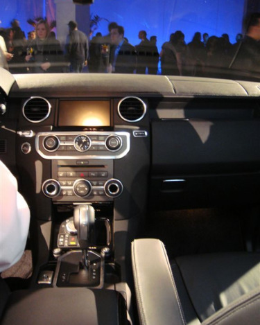 2010_Land_Rover_LR4_4