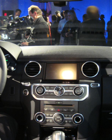 2010_Land_Rover_LR4_7