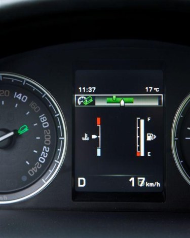 2013_Land_Rover_LR2_13