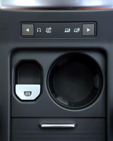 2013_Land_Rover_LR2_16