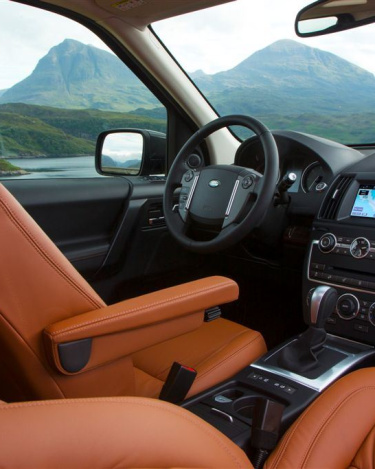 2013_Land_Rover_LR2_36