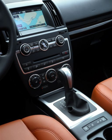 2013_Land_Rover_LR2_40