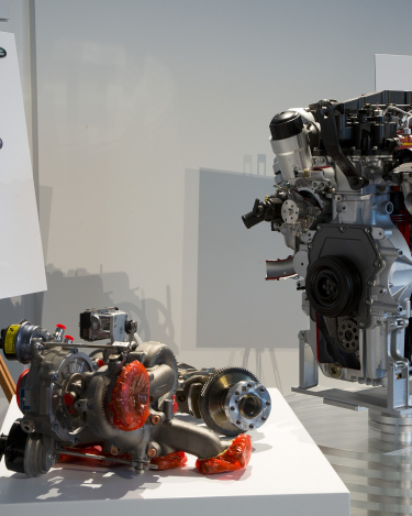JLR_Tech_Showcase_Ingenium_090714_02