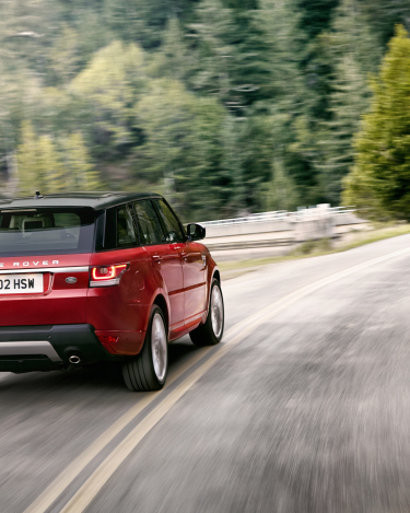 2014-Range-Rover-Sport-in-Motion-17