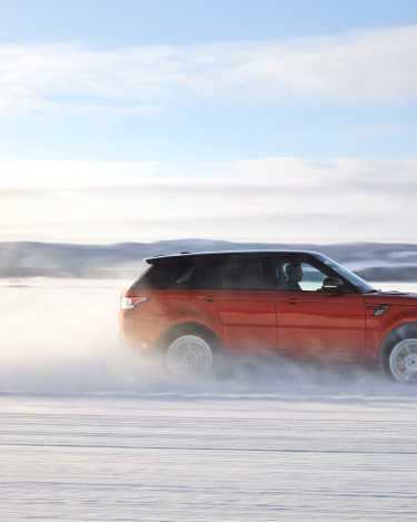 2014-Range-Rover-Sport-in-Motion-22