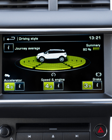 2014-Range-Rover-Evoque-Extended-Screens-3