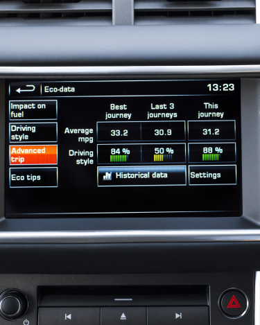 2014-Range-Rover-Evoque-Extended-Screens-4