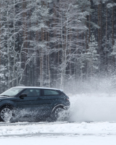 2014-Range-Rover-Evoque-in-the-Snow-7