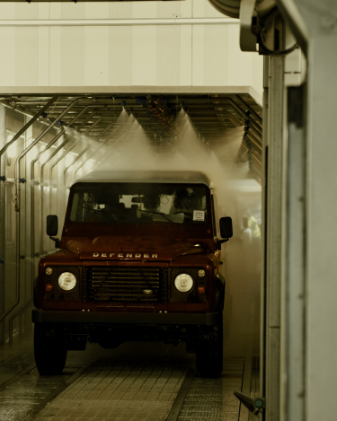 Land-Rover-Defender-Assembly-Line-13