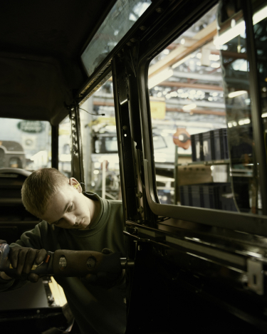 Land-Rover-Defender-Assembly-Line-6