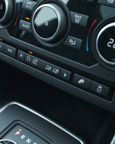 Land-Rover-Discovery-Sport-Black-Interior-12