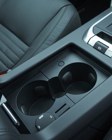 Land-Rover-Discovery-Sport-Black-Interior-14