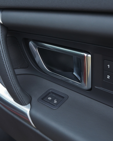 Land-Rover-Discovery-Sport-Black-Interior-16