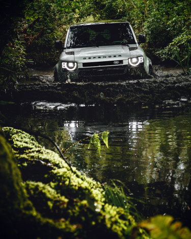 2020-Land-Rover-Defender-110-Off-Road-26