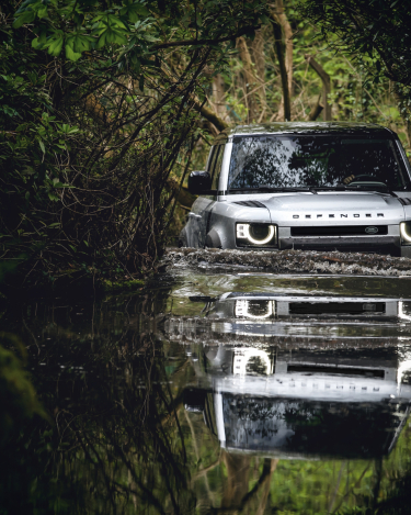 2020-Land-Rover-Defender-110-Off-Road-32