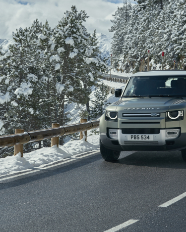 2020-Land-Rover-Defender-90-On-road-10