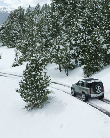 2020-Land-Rover-Defender-90-On-road-3