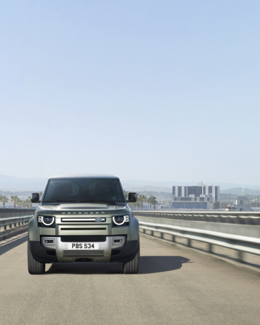 2020-Land-Rover-Defender-90-On-road-4