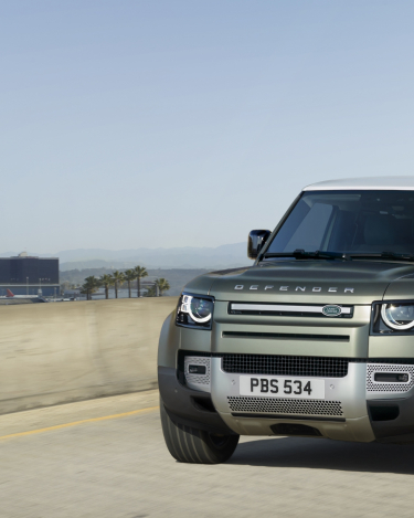 2020-Land-Rover-Defender-90-On-road-5