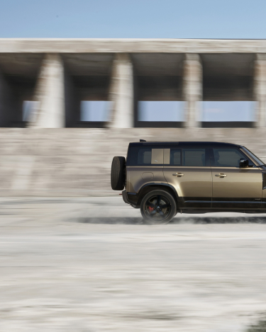 2020-Land-Rover-Defender-90-On-road-7
