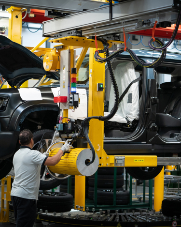 2020-Land-Rover-Defender-Manufacturing-11