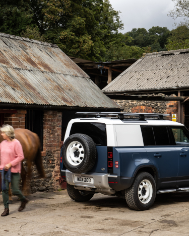 2021-Land-Rover-Defender-Hard-Top-16