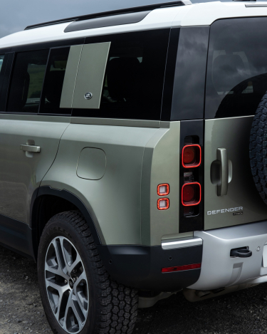2021-Land-Rover-Defender-PHEV-30