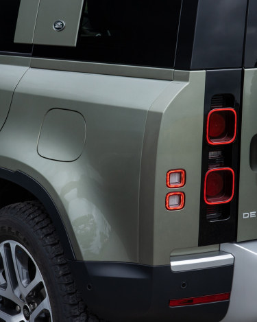 2021-Land-Rover-Defender-PHEV-31