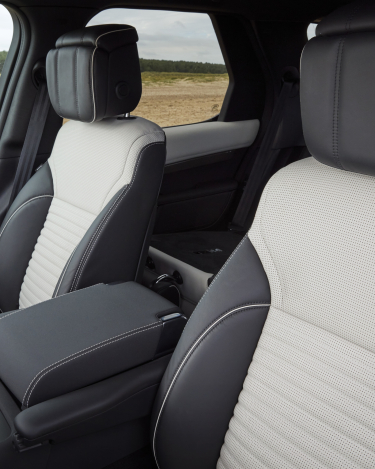 2021-Land-Rover-Discovery-Interiors-7