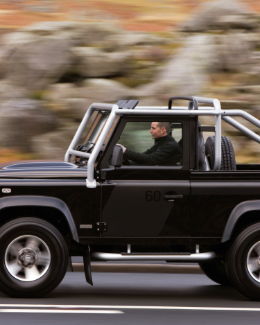 lr_defender_svx_18_hr_68ee