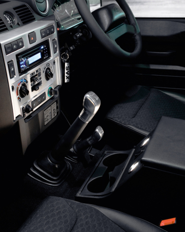 lr_defender_svx_30_hr_c93c