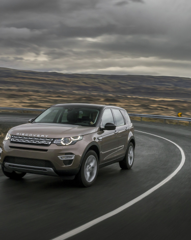 Land-Rover-Discovery-Sport-in-Iceland-Kaikoura-Stone-11