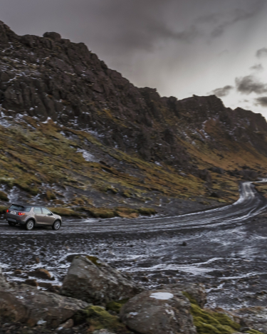 Land-Rover-Discovery-Sport-in-Iceland-Kaikoura-Stone-2