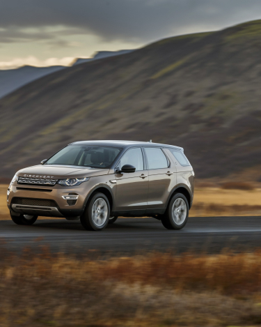 Land-Rover-Discovery-Sport-in-Iceland-Kaikoura-Stone-4