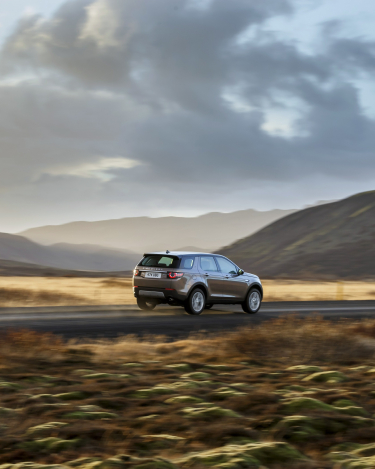 Land-Rover-Discovery-Sport-in-Iceland-Kaikoura-Stone-5