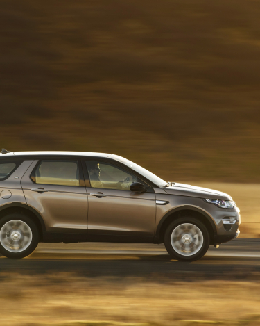 Land-Rover-Discovery-Sport-in-Iceland-Kaikoura-Stone-7