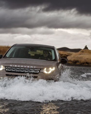 Land-Rover-Discovery-Sport-in-Iceland-Kaikoura-Stone-8