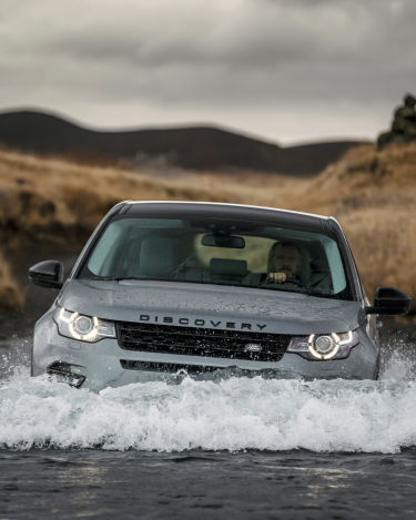 Land-Rover-Discovery-Sport-in-Iceland-Scotia-Green-3