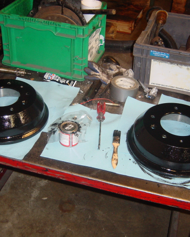 Landrover-Series-IIA-Day-17-Front-Diff-Wheel-Plate-More-Paint-004