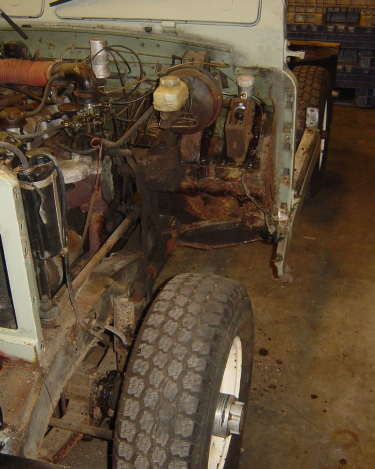 Land-Rover-Series-IIA-Day-4-DS-Wing-Removal-089