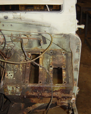 Land-Rover-Series-IIA-Day-5-PS-Wing-Removal-Heater-Steer-018