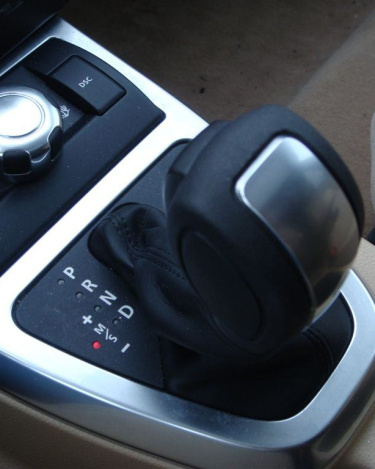 LR2_SE_Interior_24