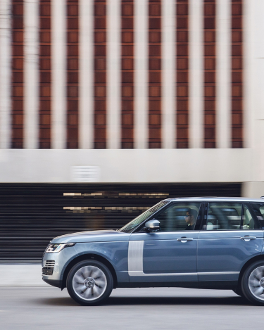 2018-Range-Rover-PHEV-in-Action-13