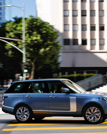 2018-Range-Rover-PHEV-in-Action-18