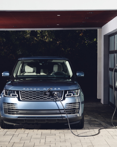 2018-Range-Rover-PHEV-in-Action-2
