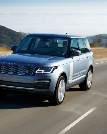 2018-Range-Rover-PHEV-in-Action-38