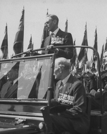 George_VI_touring_in_a_Land_Rover