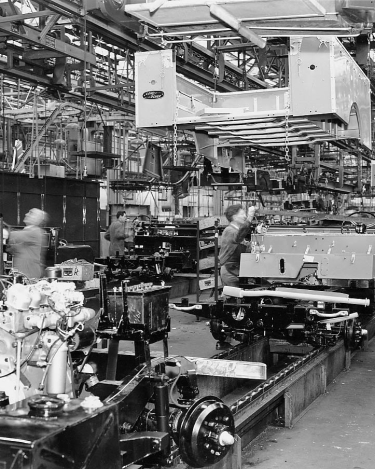 Land Rover Production shot at Solihull 1950s R-2546-2